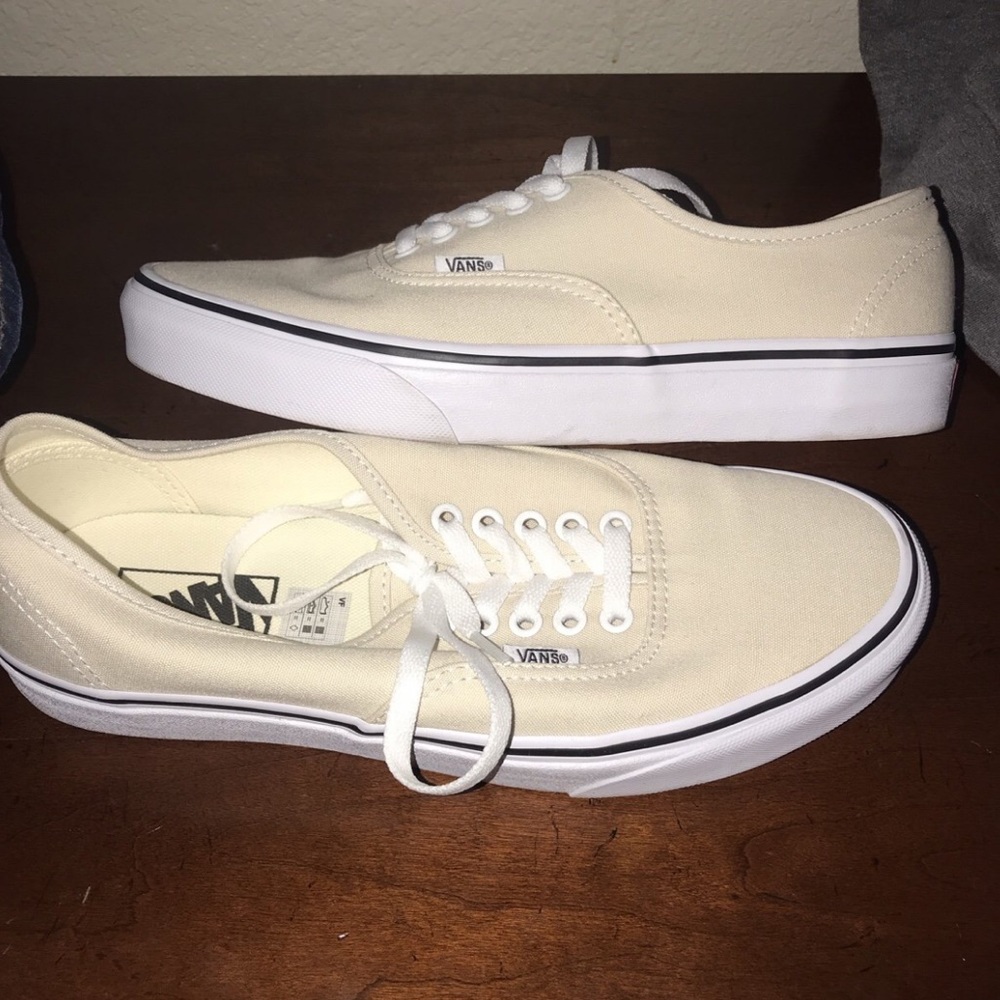 Women’s classic Vans with black line